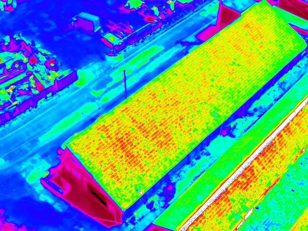 Vue thermique par drone d'une toiture : les zones jaunes et rouges signalent les déperditions de chaleur